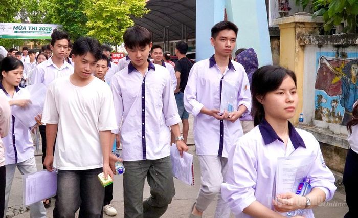 Các thí sinh điểm thi trường THPT Sơn Dương hoàn thành kỳ thi. Ảnh: Khánh Trang