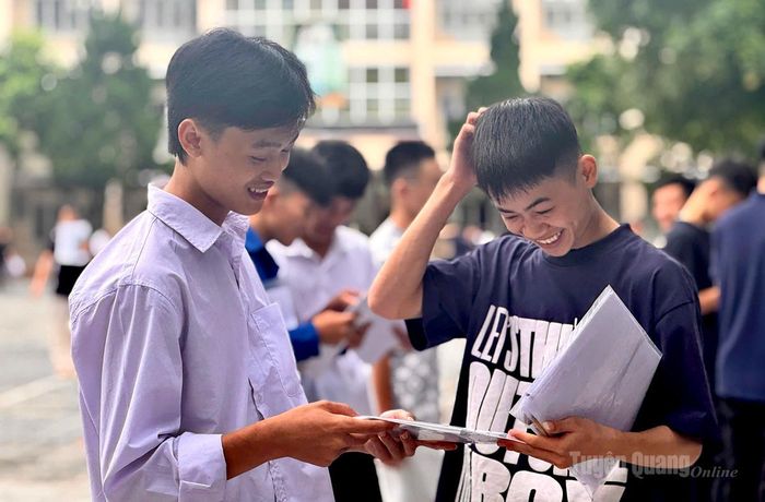 Thí sinh vui vẻ, thoải mái sau khi hoàn thành ngày thi cuối cùng tại điểm thi trường PTDTNT THPT Hà Giang. Ảnh: Mai Ánh