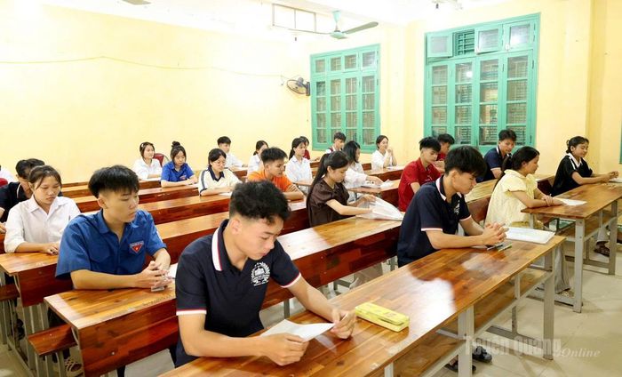 Các thí sinh tại điểm thi Trường THPT Lâm Bình sẵn sàng cho môn thi sáng 12-6. Ảnh Minh Hoa