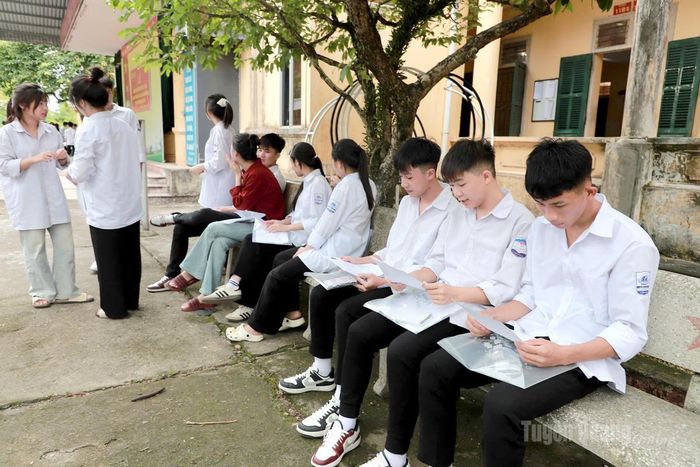 Thí sinh điểm thi trường THPT Kim Xuyên kiểm tra lại các giấy tờ cá nhân trước khi vào phòng thi. Ảnh: Phi Anh