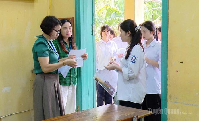 Giám thị tại điểm thi trường THPT Minh Quang kiểm tra thông tin của thí sinh trước khi vào phòng thi. Ảnh Minh Hoa