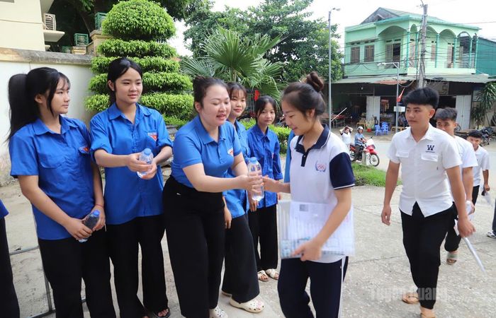Các thí sinh điểm thi Trường THCS-THPT Liên Hiệp, xã Liên Hiệp. Ảnh: Phạm Hoan