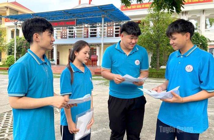 Thí sinh tại điểm thi trường THPT Ỷ La trao đổi trước khi bước vào phòng thi. Ảnh: Thúy Nga