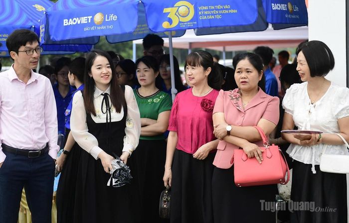 Phụ huynh của các em học sinh có mặt tại điểm thi Trường THPT Chuyên Tuyên Quang động viên con, em trước lúc vào thi. Ảnh Quốc Việt.