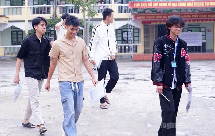 Những thí sinh hoàn thành môn thi trong buổi sáng ngày hôm nay tại điểm thi trường THPT Quản Bạ. Ảnh: Bang Phúc