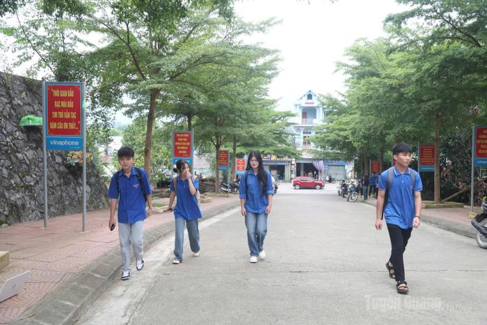Những thí sinh Trường THPT Xuân Vân tự tin đến với buổi thi cuối cùng, kỳ thi tốt nghiệp THPT năm 2026. Ảnh: Hảo Lê