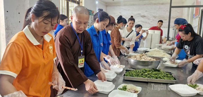 Các suất ăn miễn phí cho thí sinh tại các điểm trường xã: Minh Quang, Thượng Lâm và Lâm Bình được nấu tại bếp ăn Trường PTDTNT THCS & THPT Lâm Bình. Ảnh Minh Hoa