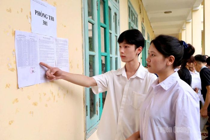 Thí sinh tại điểm thi trường THCS và THPT Thượng Lâm kiểm tra thông tin trước khi bước vào môn thi tự chọn. Ảnh: Như Quỳnh