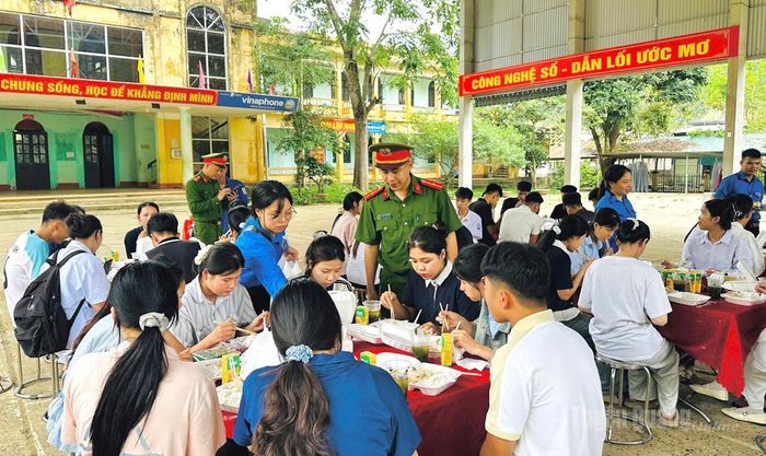 Các thí sinh tại trường THCS và THPT Thượng Lâm được hỗ trợ bữa ăn sáng miễn phí. Ảnh: Như Quỳnh