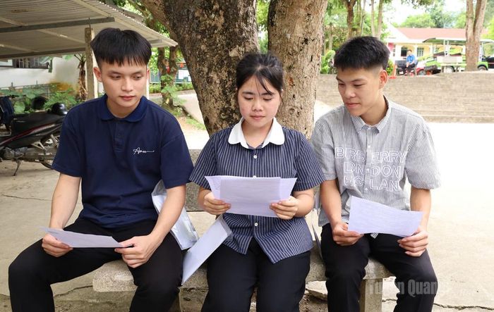 Thí sinh tại điểm thi trường THCS và THPT Thượng Lâm trao đổi kết quả bài thi. Ảnh: Như Quỳnh