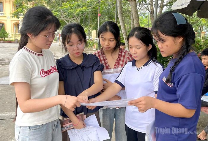 Thí sinh điểm thi THCS và THPT Nà Chì trao đổi kết quả bài thi môn Địa trước khi ra về. Ảnh Hồng Nhung