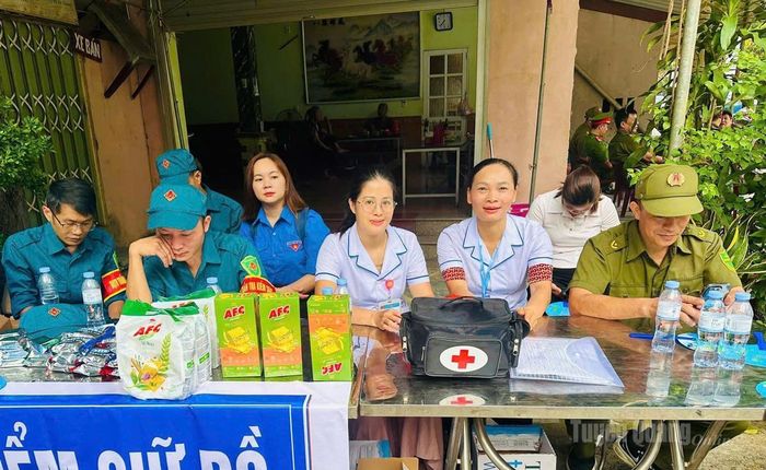 Các lực lượng sẵn sàng hỗ trợ, xử lý các tình huống bất thường tại điểm thi Trường PTDT Nội Trú - THPT Hà Giang. Ảnh: Phạm Hoan