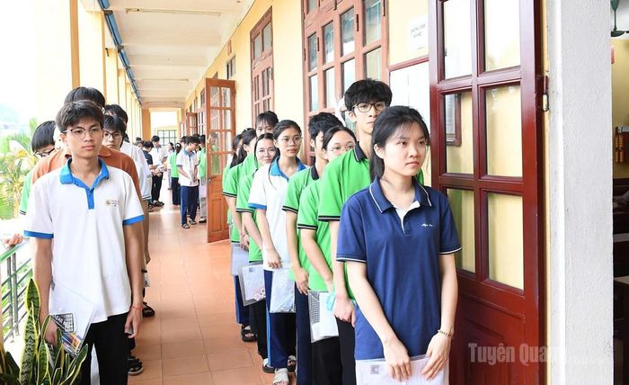 Các thí sinh dự thi tại điểm thi Trường Phổ thông Dân tộc nội trú THPT tỉnh xếp hàng ngay ngắn chờ gọi vào phòng thi. Ảnh: Huy Hoàng