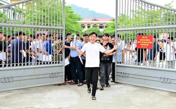 Thí sinh phấn khởi hoàn thành bài thi tại điểm thi Trường THPT Chiêm Hóa. Ảnh Quang Hòa