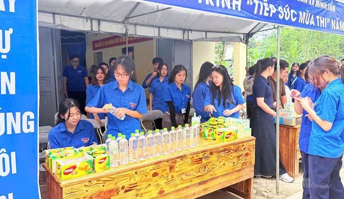 Đoàn Thanh niên xã Ngọc Đường chuẩn bị nước và đồ ăn nhẹ phục vụ các thí sinh tại điểm thi Trường THPT Ngọc Hà. Ảnh: Trần Kế