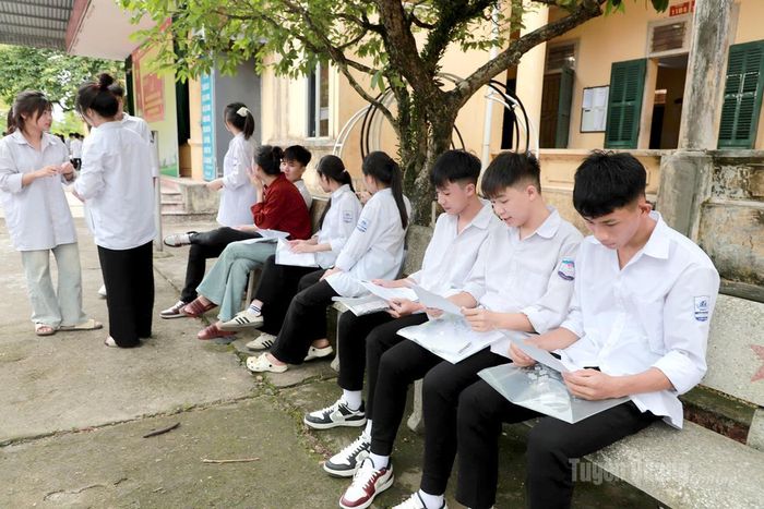 Thí sinh điểm thi trường THPT Kim Xuyên kiểm tra lại các giấy tờ cá nhân trước khi vào phòng thi. Ảnh: Phi Anh