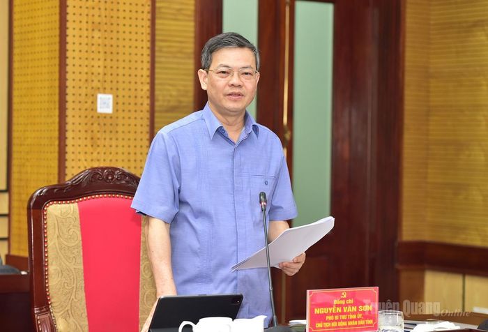 Đồng chí Phó Bí thư Tỉnh ủy, Chủ tịch HĐND tỉnh Nguyễn Văn Sơn Phát biểu tại phiên họp.