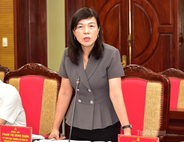 Phó Chủ tịch HĐND tỉnh Phạm Thị Minh Xuân phát biểu thảo luận.
