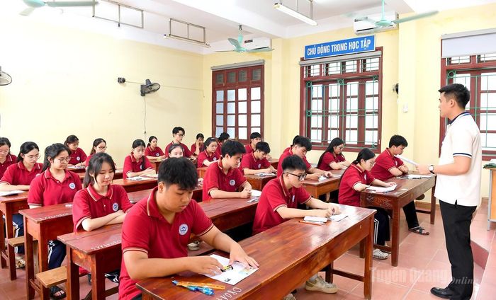 Các thí sinh tham dự Kỳ thi tốt nghiệp THPT năm 2026 tại điểm thi Trường THPT Tân Trào, phường Minh Xuân.