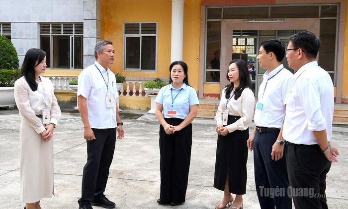 Đoàn kiểm tra của Bộ Giáo dục và Đào tạo kiểm tra công tác tổ chức thi tốt nghiệp THPT tại điểm thi Trường THPT Tân Trào.