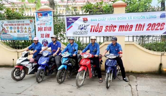 Đội hình xe ôm do Đoàn thanh niên xã Khuôn Lùng sẵn sàng hỗ trợ các sĩ tử tại điểm thi Trường THCS & THPT Nà Chì. Ảnh: Văn Long.