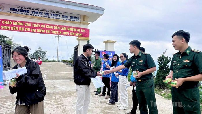 Cán bộ, chiến sĩ Đồn Biên phòng cửa khẩu Xín Mần tham gia hỗ trợ thí sinh thi tốt nghiệp THPT.