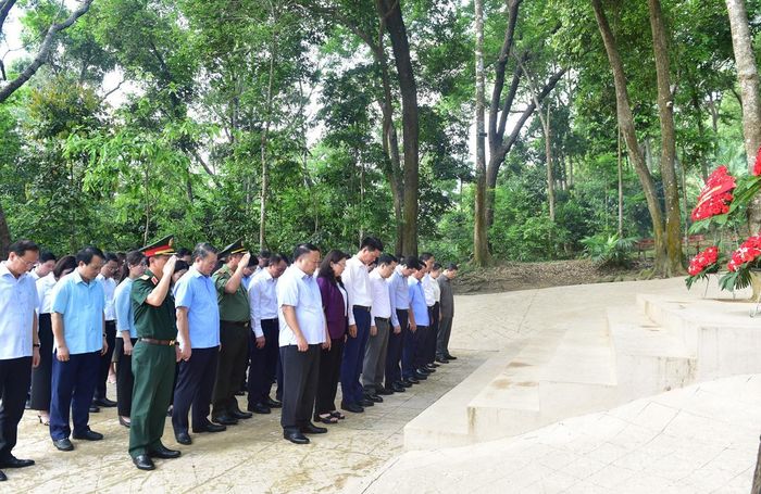 Đoàn công tác của tỉnh Tuyên Quang và tỉnh Lào Cai dâng hương tưởng nhớ Chủ tịch Hồ Chí Minh tại Lán Nà Nưa.