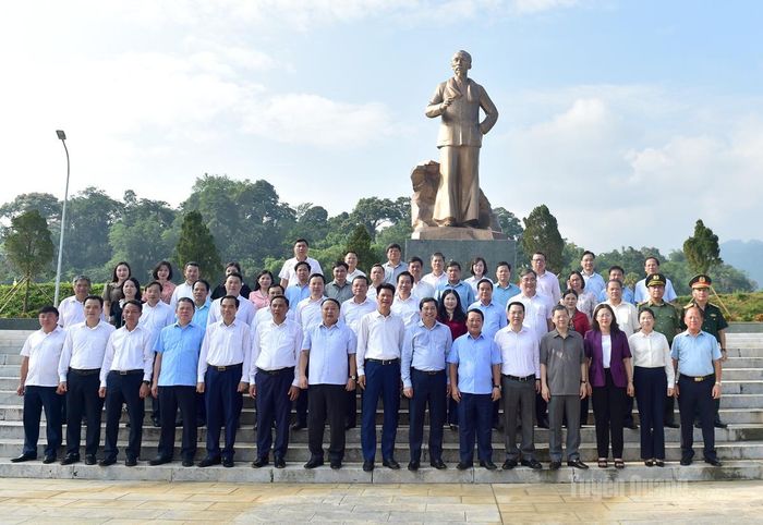 Đoàn công tác của hai tỉnh Tuyên Quang và Lào Cai dâng hoa tại tượng đài Bác Hồ ở Tân Trào.