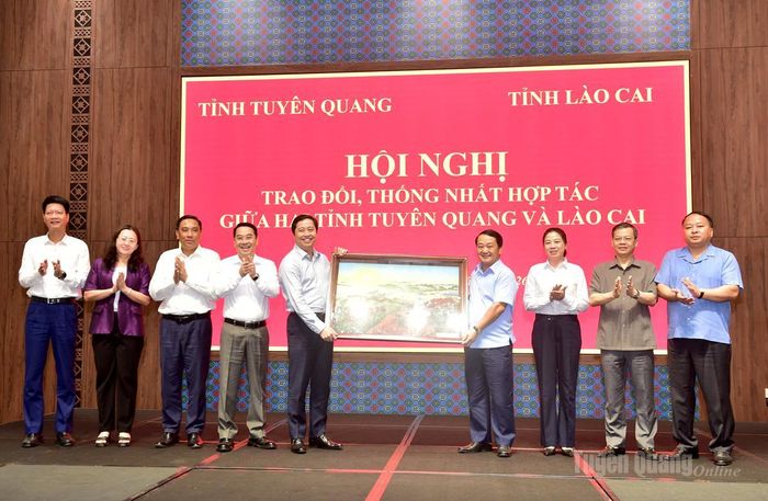 Các đồng chí lãnh đạo tỉnh Lào Cai tặng quà lưu niệm cho tỉnh tại buổi làm việc.