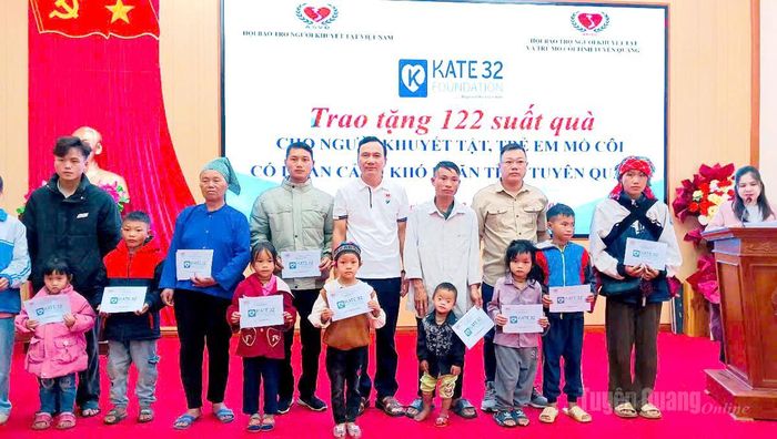 Các đại biểu trao quà cho người khuyết tật, trẻ mồ côi có hoàn cảnh khó khăn xã Xín Mần.