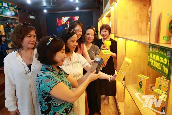 Khách hàng quét mã QR để tìm hiểu thông tin và nguồn gốc sản phẩm trước khi lựa chọn.