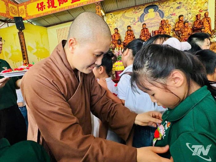 Sư cô Thích Nhuận Thủy đồng hành cùng thiếu nhi trong các khóa tu mùa hè.