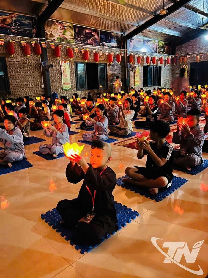 Hoạt động thắp nến tri ân khơi gợi trong tâm hồn các em về sự biết ơn và lòng hiếu thảo.