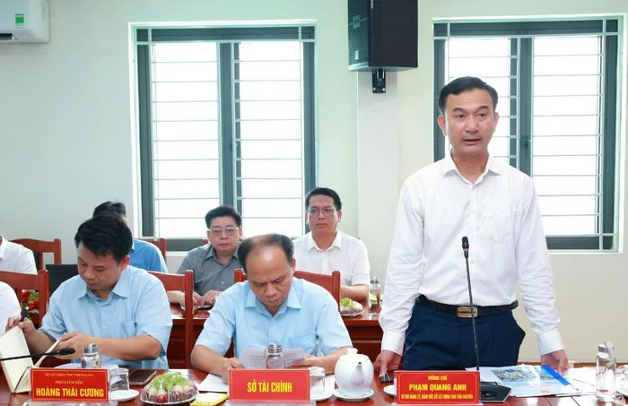 Đại diện lãnh đạo Sở Xây dựng báo cáo tình hình, kết quả thực hiện 5 tháng đầu năm 2026 và phương hướng nhiệm vụ trong tâm trong thời gian tới.