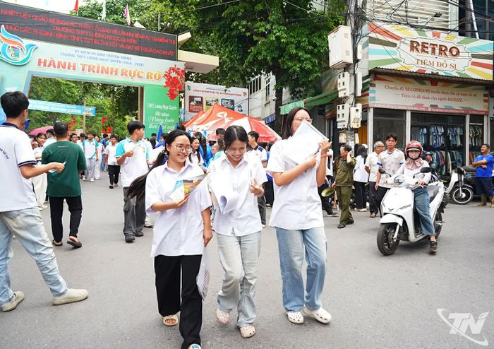 Thí sinh hoàn thành môn thi cuối cùng tại Điểm thi THPT Lương Ngọc Quyến.