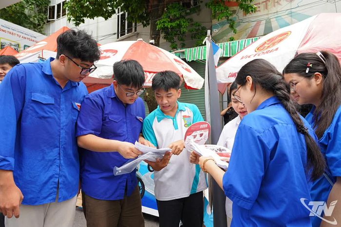 Lực lượng tình nguyện viên luôn có mặt tại các điểm thi để hỗ trợ thí sinh.