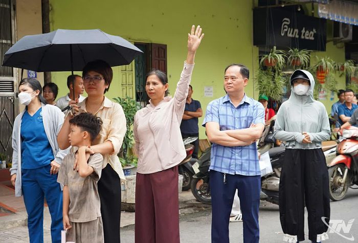 Phụ huynh tại Điểm thi THPT Lương Ngọc Quyến.