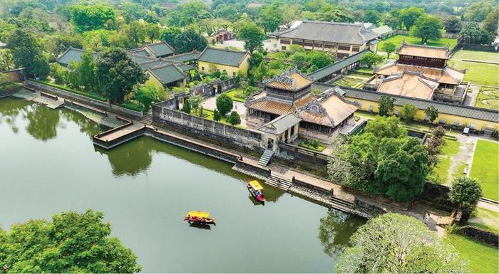 Hồ Ngọc Dịch nhìn từ trên cao. Ảnh: Trung tâm Bảo tồn Di tích Cố đô Huế