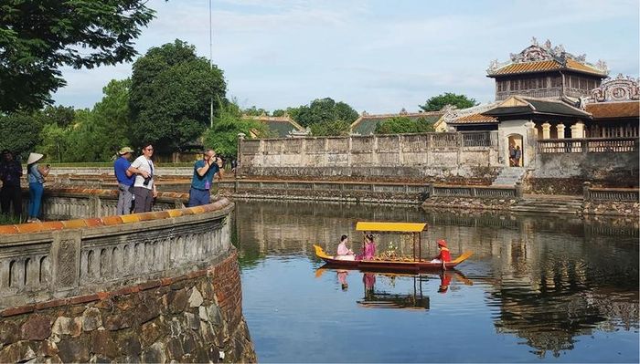 Khu vực hồ Ngọc Dịch là một phần của Ngự Viên, vườn thượng uyển nổi tiếng nằm trong Tử Cấm Thành