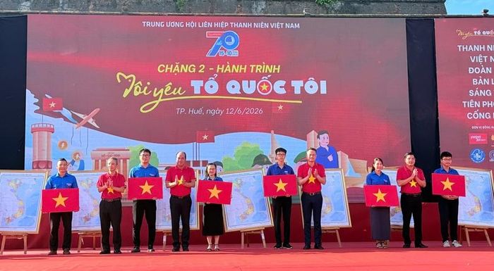  Trao tặng 12 bản đồ Việt Nam và cờ Tổ quốc tới các xã biên giới đất liền và hải đảo trên địa bàn thành phố