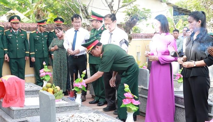 Các đại biểu dâng hương lên anh hùng liệt sĩ. Ảnh: LÊ SÁU