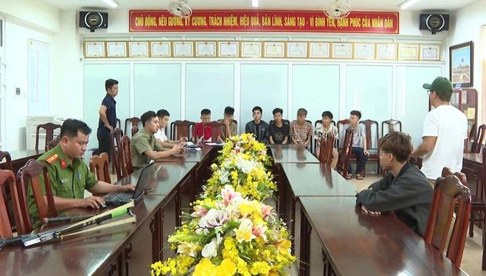Công an TP. Huế làm rõ, triệu tập nhóm thanh thiếu niên có hành vi điều khiển xe môtô chở 3 và mang theo dao, súng ná cao su