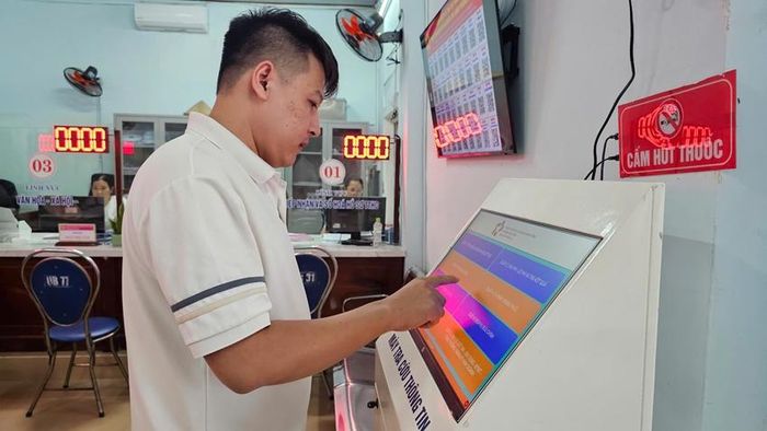 Người dân thực hiện thủ tục hành chính tại Trung tâm Phục vụ hành chính công phường Hóa Châu