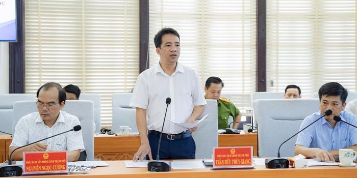 Đồng chí Trần Hữu Thùy Giang, TUV, Phó Chủ tịch UBND thành phố Huế phát biểu tại buổi làm việc với Đoàn công tác Bộ Tư pháp