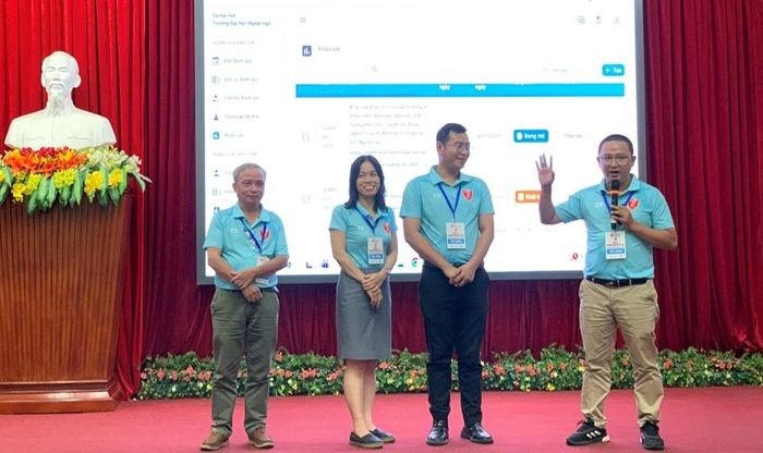 Một đội thi trình bày phần thi của mình