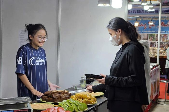  Các gian hàng ẩm thực thu hút khách tham quan