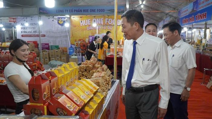 Phó Chủ tịch UBND thành phố Hà Văn Tuấn thăm, động viên doanh nghiệp tham gia hội chợ 