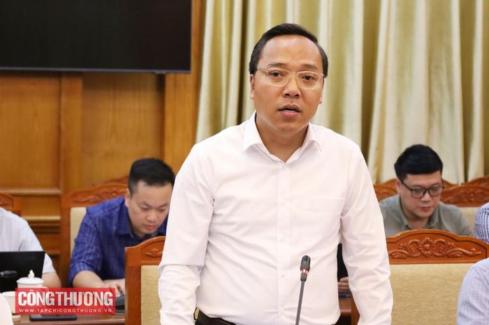 Thứ trưởng Nguyễn Hoàng Long yêu cầu các đơn vị tập trung nguồn lực đẩy nhanh tiến độ các dự án nguồn và lưới điện trọng điểm, đặc biệt là các công trình truyền tải 500 kV và 220 kV, nhằm bảo đảm mục tiêu không để xảy ra thiếu điện trong mọi tình huống