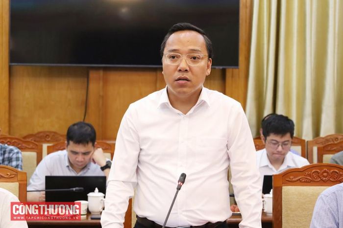 Thứ trưởng Nguyễn Hoàng Long nhấn mạnh, điện phải đi trước một bước để bảo đảm an ninh năng lượng quốc gia, là tiền đề để bảo đảm mục tiêu phát triển kinh tế - xã hội