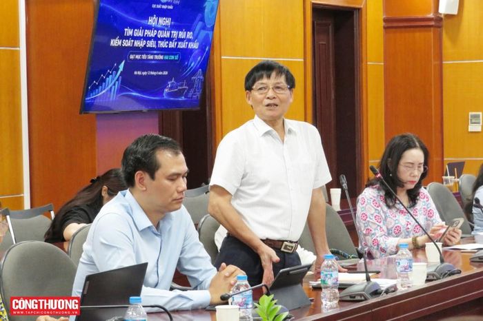 Ông Trương Văn Cẩm, Phó Chủ tịch thường trực kiêm Tổng Thư ký Hiệp hội Dệt may Việt Nam trao đổi tại Hội nghị